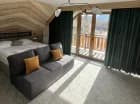 Przestronny apartament ma balkon i sofę