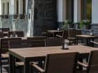 Przy restauracji znajduje się letni taras w ogrodzie z wyjątkowym widokiem
