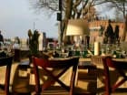 Okna restauracji wychodzą na przystań statków wypływających na pełne morze