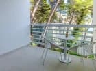 Przykładowy balkon pokoju z widokiem na park