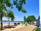 Na hotelowej plaży działa beach bar Płuczka