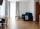 Apartament standard posiada część dzienną z kanapą