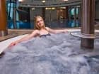 Obok basenu jest też wygodne jacuzzi