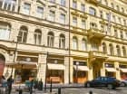 W bliskim sąsiedztwie znajdują się liczne restauracje, bary i kluby