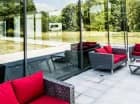 Duże przeszklenia udanie łączą wnętrze z otaczającym hotel parkiem