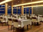 W hotelowej restauracji serwowane są dania kuchni lokalnej i międzynarodowej
