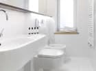 Każdy apartament posiada nowoczesną łazienkę z prysznicem lub wanną