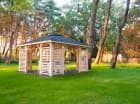 Jest też altanka otoczona nadmorskimi sosnami
