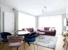 Przestronny salon z aneksem w apartamencie penthouse