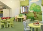 Znajduje się w nim sala zabaw i są organizowane animacje dla dzieci