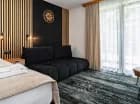 W pokoju rodzinnym jest podwójne łóżko oraz rozkładana sofa