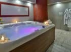 Przestronne jacuzzi zachęca do relaksujących kąpieli