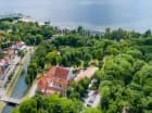 Tuż obok rozpościera się jezioro Niegocin