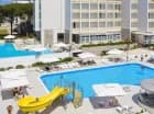 Hotel Adria**** posiada 2 baseny zewnętrzne, zjeżdżalnię i brodzik dla dzieci