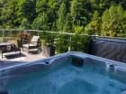 Posiada przestronny taras z zewnętrznym jacuzzi