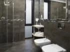 W łazience znajduje się prysznic, bidet, suszarka do włosów, kosmetyki, czepki