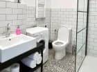 W każdym apartamencie jest pralka oraz zestaw do prasowania