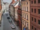 Jest unikalnie położony przy urokliwej zabytkowej uliczce
