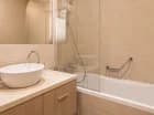 Łazienka w apartamencie deluxe z wanną i prysznicem w wannie