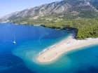 Obiekt mieści się zaledwie 600 metrów od słynnej plaży Zlatni Rat