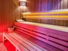 Znajduje się tam jacuzzi i sauna fińska