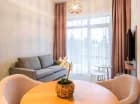 Apartament składa się z pokoju dziennego z aneksem kuchennym i sypialni