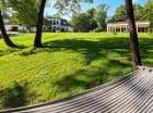 Wspaniały podworski park pozwala na odprężający relaks na świeżym powietrzu