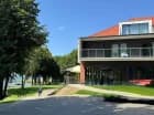 To nowoczesny hotel, położony nad jeziorem Święcajty