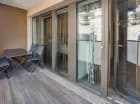 Oraz indywidualny balkon z meblami ogrodowymi