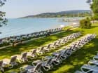 Hotel posiada prywatną plażę oddaloną o kilkaset metrów od budynku