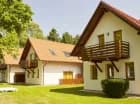 Pokoje w strefie apartamentowej są położone w wolnostojących domkach
