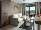 Pokój dzienny apartamentu superior z widokiem na morze