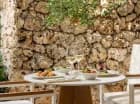 Stoliki restauracji przygotowano i wewnątrz, i na świeżym powietrzu