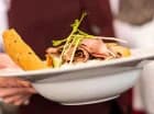 Restauracja oprócz śniadania podaje dania z karty