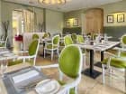 Z hotelowej restauracji roztacza się widok na zabytkowy park otaczający pałac