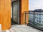 Apartament rodzinny ma balkon i aneks kuchenny