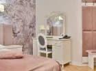 Jedna z sypialni w apartamencie