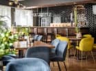 W hotelowej restauracji panuje elegancki nowoczesny wystrój