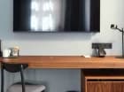 Znajdziecie tutaj zestaw do parzenia kawy i herbaty, minibar, smart TV