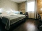 Hotel udostępnia gościom nowocześnie wyposażone pokoje