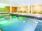 To luksusowy hotel z wewnętrznym basenem