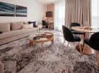 Apartament deluxe składa się z pokoju dziennego i sypialni