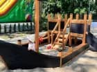 Dla najmłodszych urządzono zewnętrzny plac zabaw