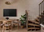 Pokój dzienny apartamentu z antresolą