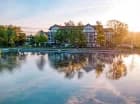 Hotel Willa Port jest malowniczo położony nad samym jeziorem