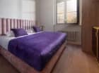 Nowoczesny apartament ma odrębną sypialnię z podwójnym łóżkiem