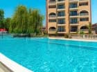 Hotel ma dwa baseny zewnętrzne oraz basen wewnętrzny