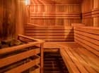 W strefie: sauna sucha, sanarium, laconium, łaźnia parowa, grota solna i inne