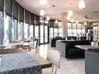 To nowocześnie urządzona i przestronna sala restauracyjna