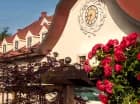 Latem hotel otacza zadbany ogród